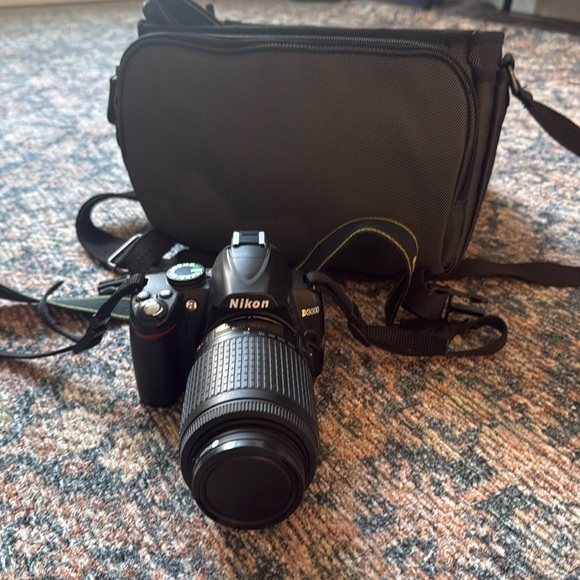 Nikon D3000 DSLR Camera with additional lens and tripod - Picture 3 of 10